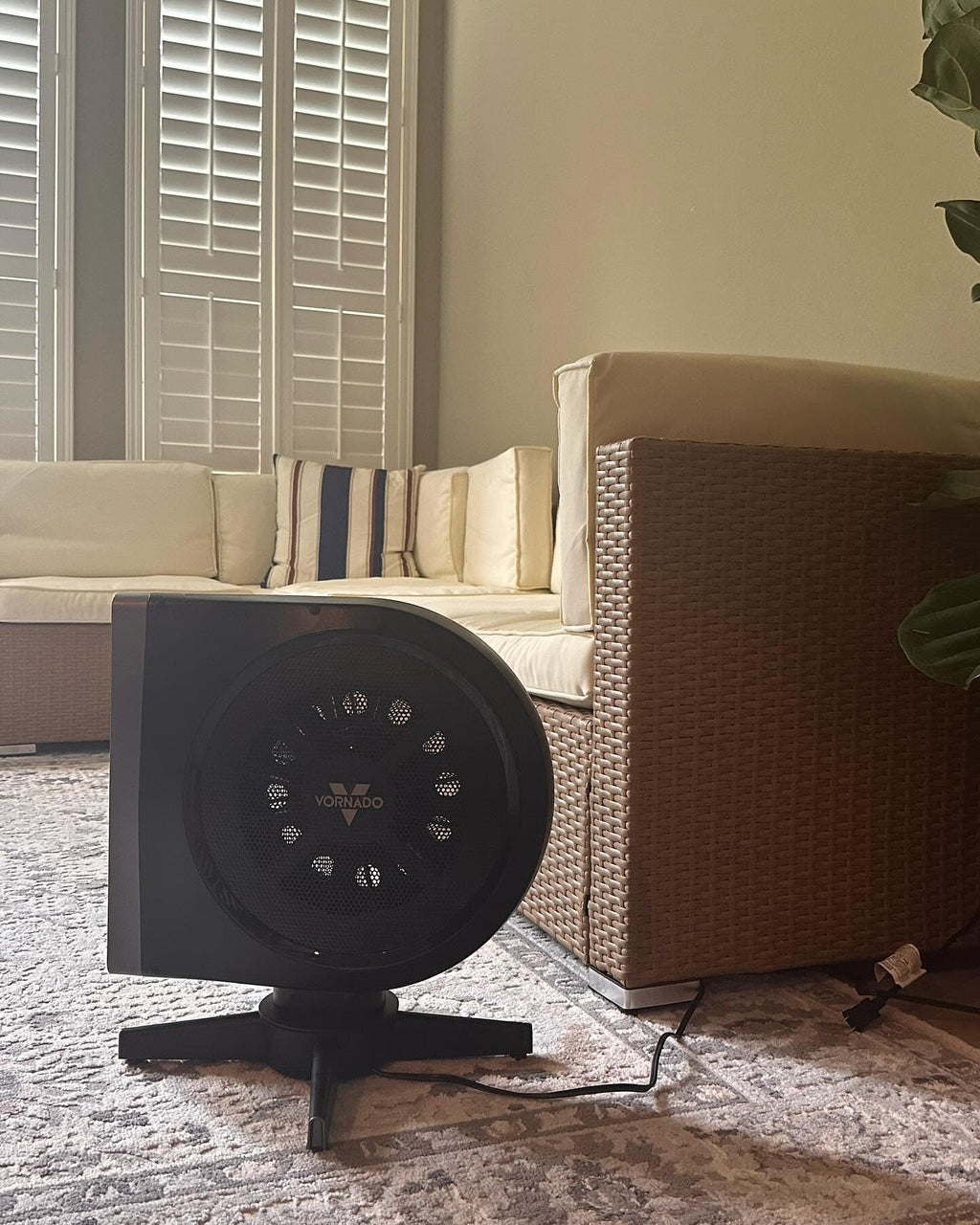 Compact Oscillating High Velocity Floor Fan with Remote Control, 5 Speeds, Black X420629